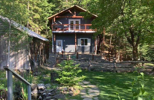 Gorgeous guest house, mature setting, 1 minute to the lake.