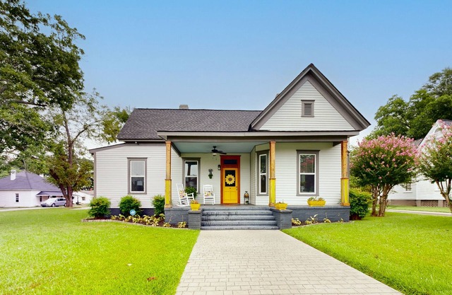 Gorgeous home half a mile from Covington Square with streaming, golf cart, & AC