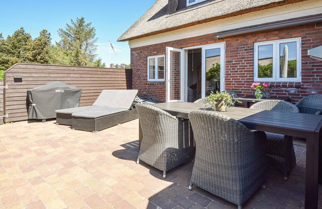 Gorgeous home in Blåvand with WiFi