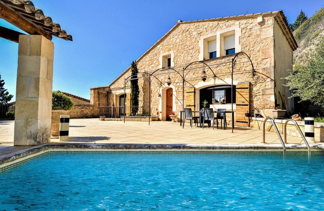 Gorgeous home in Boulbon with kitchen