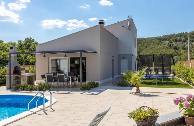 Gorgeous home in Dograde with WiFi