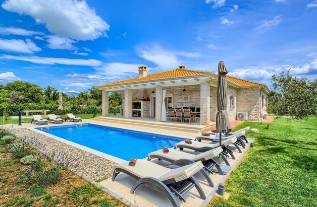 Gorgeous home in Drnis