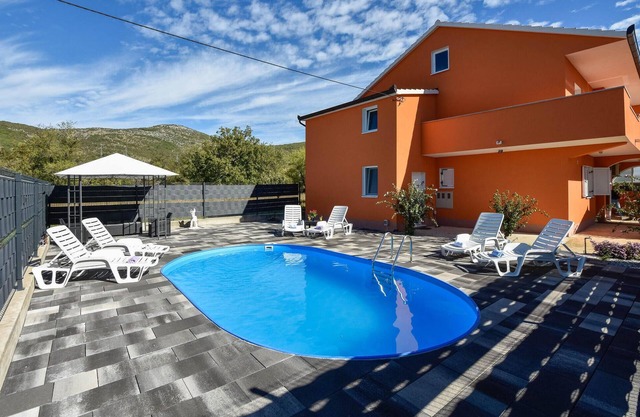 Gorgeous home in Dugopolje with kitchen