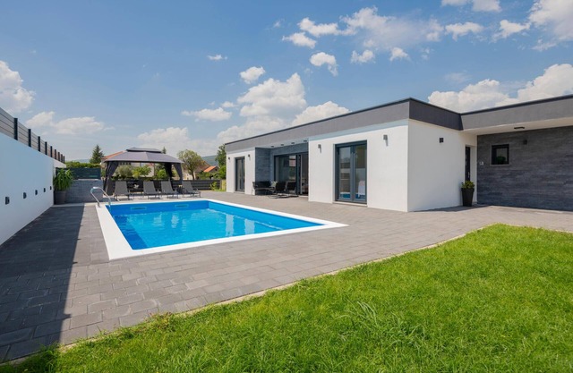 Gorgeous home in Donji Prolozac