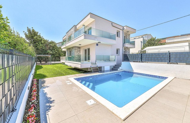 Gorgeous home in Kastel Luksic