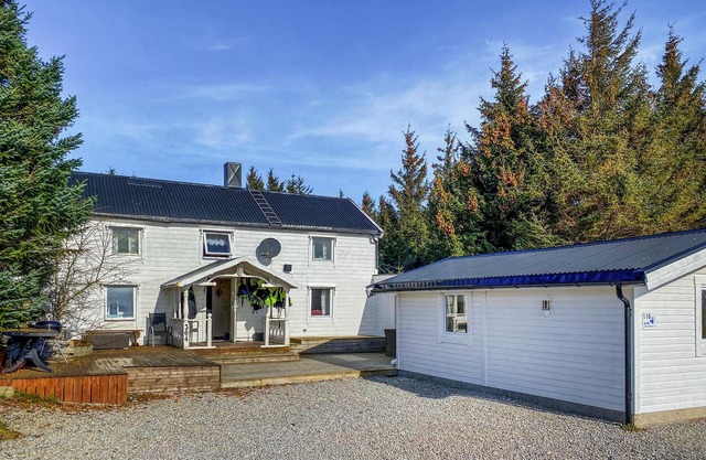 Gorgeous home in Kverva with WiFi