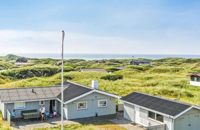 Gorgeous home in Løkken with kitchen