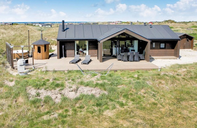 Gorgeous home in Løkken with WiFi