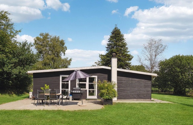 Gorgeous home in Rønde with kitchen