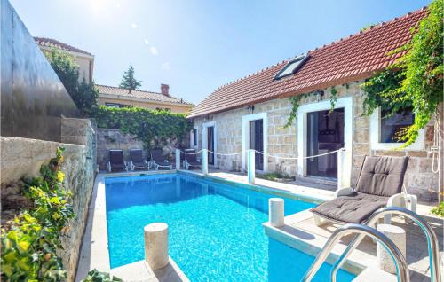 Gorgeous Home In Sinj