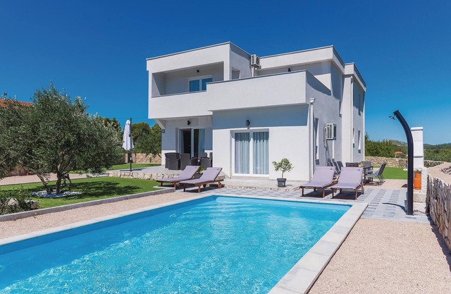 Gorgeous home in Zaton with WiFi