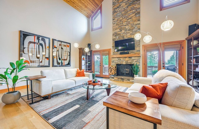 Gorgeous Home w/Mt Rainier Views: 4 Mi to Poulsbo