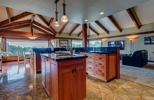 Gorgeous Home with a Deck & Garden - Walk to the Beach & Lighthouse