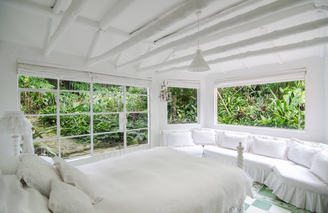 Gorgeous House and luscious gardens