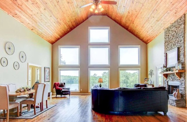 GORGEOUS Huge Family Lake House Getaway - Less than 2 hours from Atlanta!