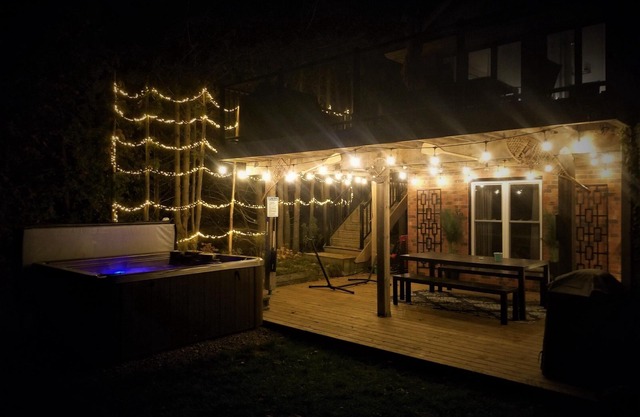 Gorgeous lakefront getaway mere minutes from city amenities- with hot tub!