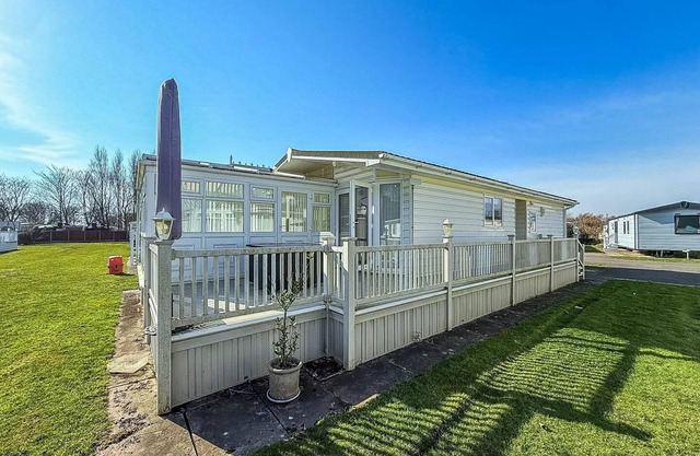 Gorgeous lodge with decking at Southview Holiday Park in Skegness ref 33093V