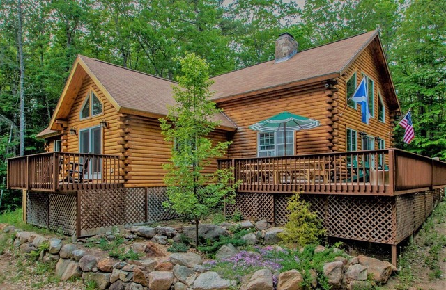Gorgeous Log Cabin w/hot tub and large center fireplace