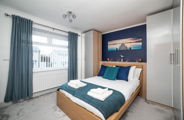 Gorgeous Modern 4 bedroom house - Free Parking and Netflix by WHA for Contractors, Relocation, Business Travelers