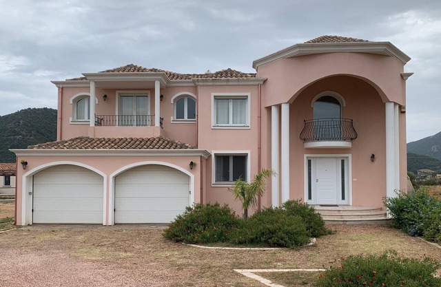 Gorgeous Modern Villa-beautiful views-5-10 min. to beach-wifi-great for families