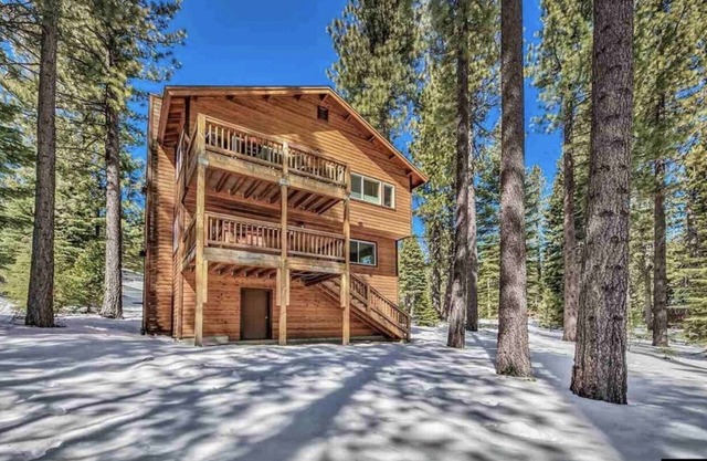 Gorgeous Mountain Retreat with Hot Tub and Pool Table