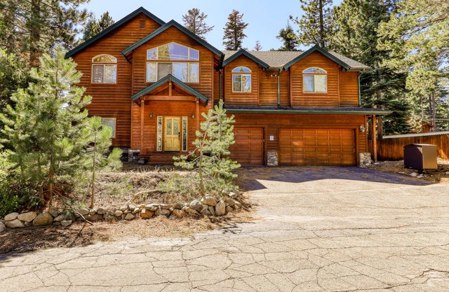 Gorgeous mountain-view house with enclosed yard & W/D - snowbirds welcome