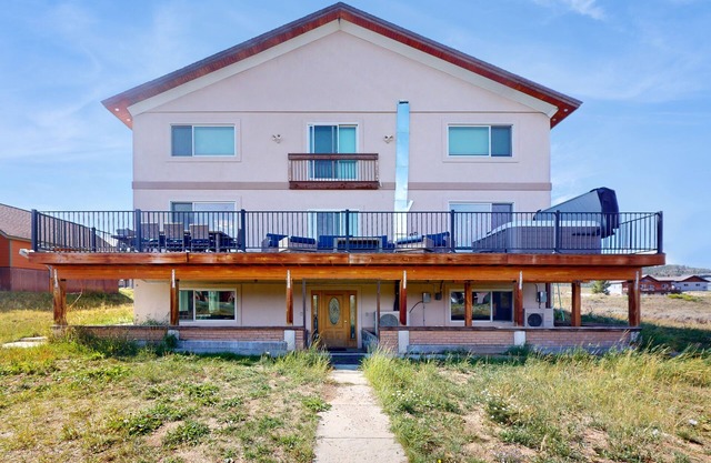 Gorgeous mountain home with deck, pool table, fast WiFi & fireplace - near town