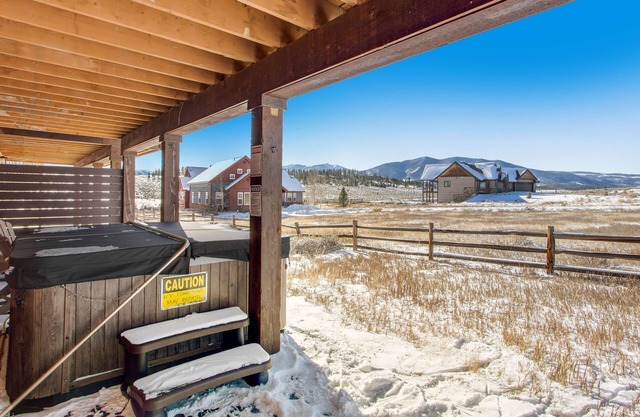 Gorgeous mountain-view townhome with private hot tub, fireplace & deck