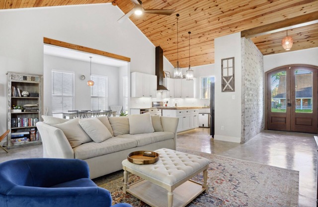 Gorgeous newer 3/2 home w/Louisiana style & charm