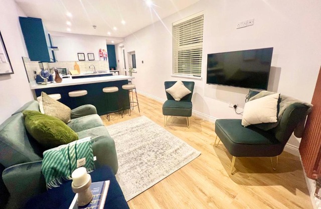 Gorgeous Newly Renovated 2 Double Bed Flat
