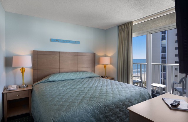 Gorgeous Ocean View 2 Bedroom Condo + Official On-Site Rental Privileges