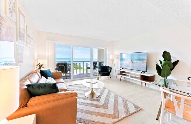 Gorgeous Oceanside Oasis w/Heated Pool, Oceanfront Patio & Steps to the Beach 🏖️☀️