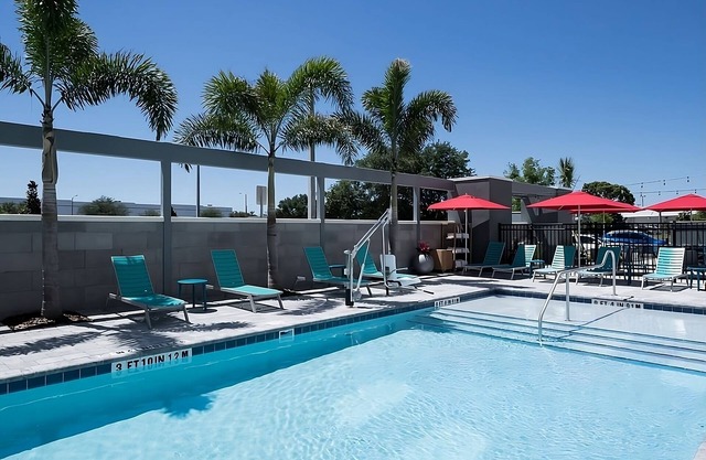 GORGEOUS PET FRIENDLY SUITE! FREE BREAKFAST & POOL