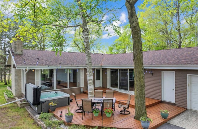 Gorgeous private home hidden in the woods. Can sleep 11 guests