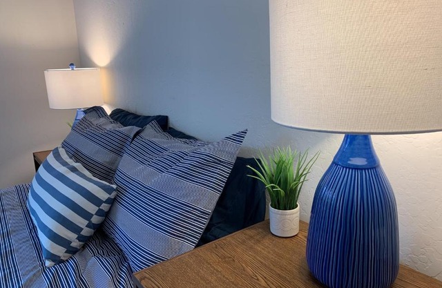 Gorgeous Queen Bedroom in Lg Saratoga House - Cars Available