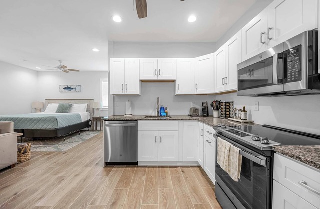 Gorgeous Remodeled Studio& Beautiful Outdoor Space