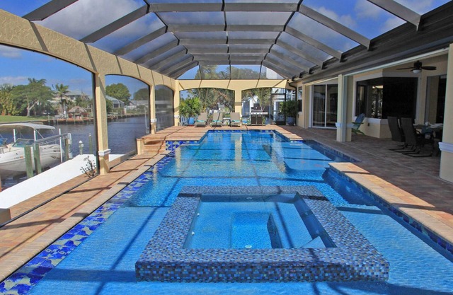 Gorgeous Retreat 54 ft Pool & Spa 5-Zone AC 2 Min to River 5 Min to Ft Myers