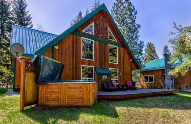 Gorgeous River views, Sleeps 6, 3 bedrooms, 3 1/2 baths, hot tub, and foosball.