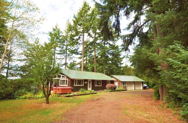 Gorgeous, Secluded Home at Lake Woahink