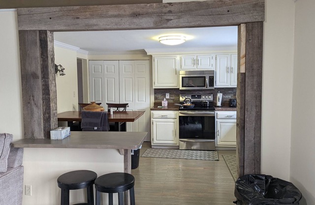 Gorgeous ski chalet just 14 mi to Killington pet friendly hot tub
