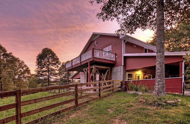 Gorgeous Springtime Mountain Views! Hot Tub, WiFi, Beautiful Wildlife!