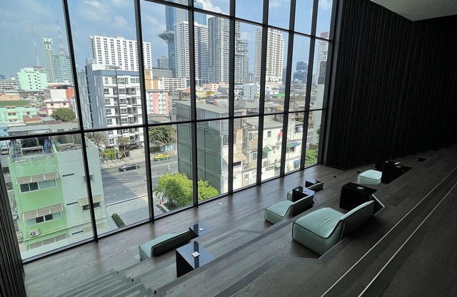Gorgeous condo in the heart of Bangkok, skytrain
