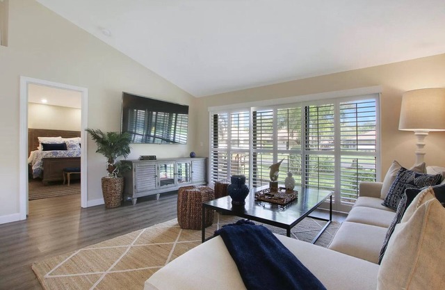 Gorgeous Townhome in the Heart of PGA National Resort & Spa w/Private Entrance
