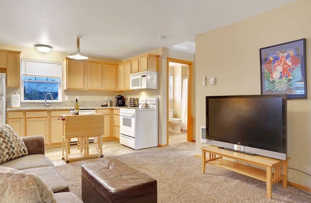 Gorgeous Upstairs Apartment close to Hospital