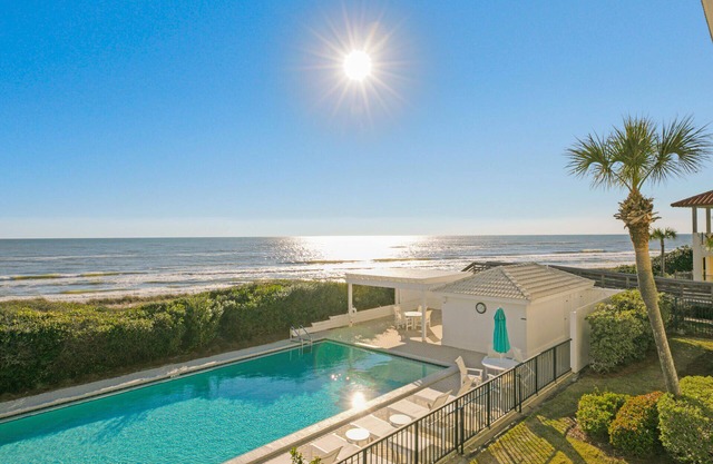 GORGEOUS VIEW & TOTAL LUXURY AT GULF FRONT CONDO - HEATED POOL & PRIVATE BEACH