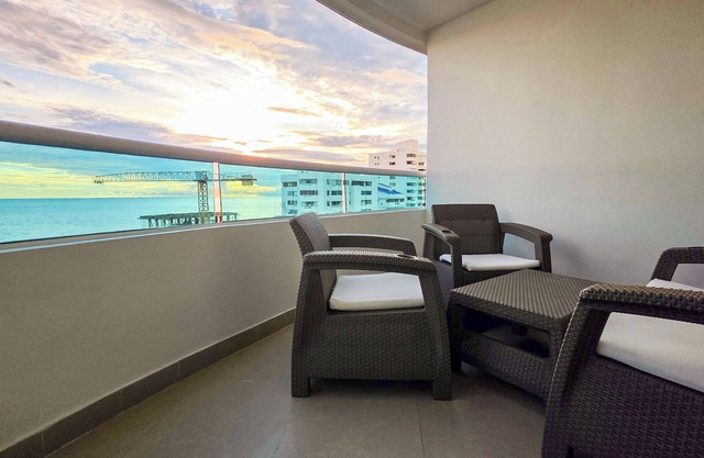 Gorgeous views, 2 rooms, AC, Pool, beach, hot showers!