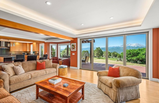 Gorgeous Views! 4 bedroom, Sleeps 10, contemporary home on 6.8 acres