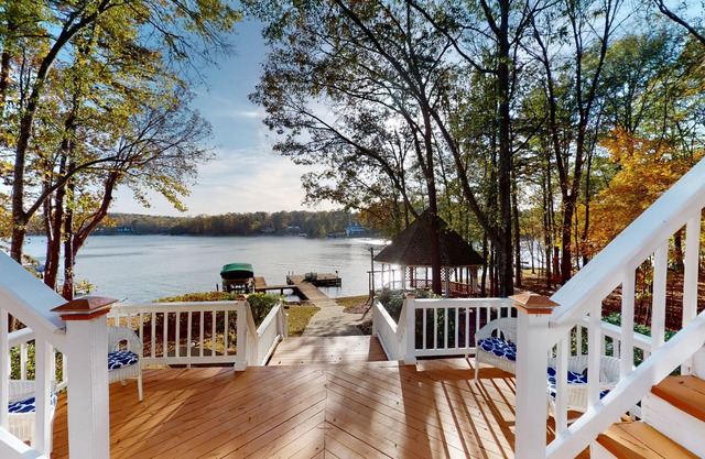 Gorgeous views, deep water, game room