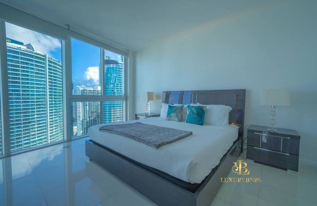 GORGEOUS VIEWS- Luxury Miami Brickell Pool/Gym/Spa