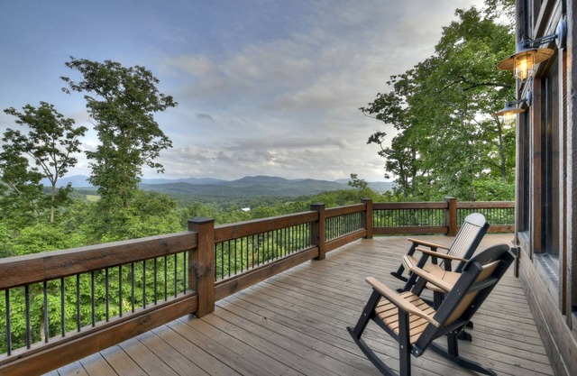 Gorgeous views, pool table, & more! - Honey Hill